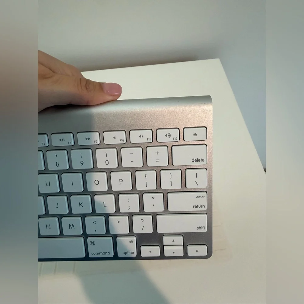 Apple Wireless Silver Keyboard (model A1314)